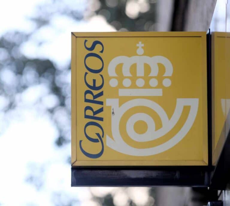 Correos valora crear una empresa conjunta con Renfe para transportar paquetes en tren