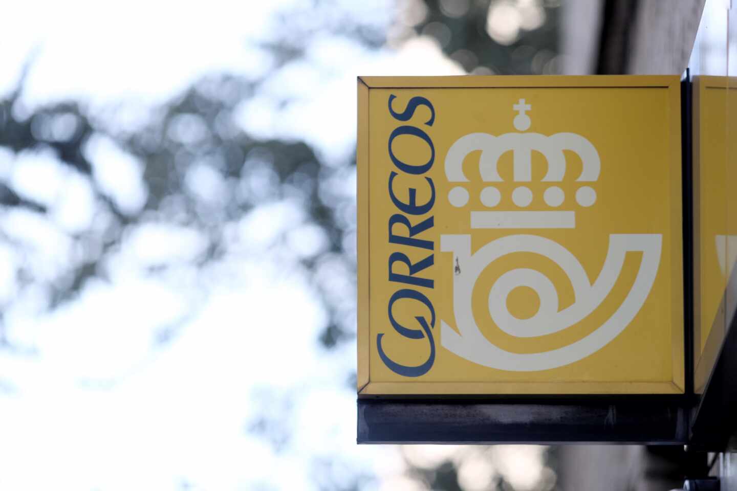 Logo en un cartel de oficina Correos