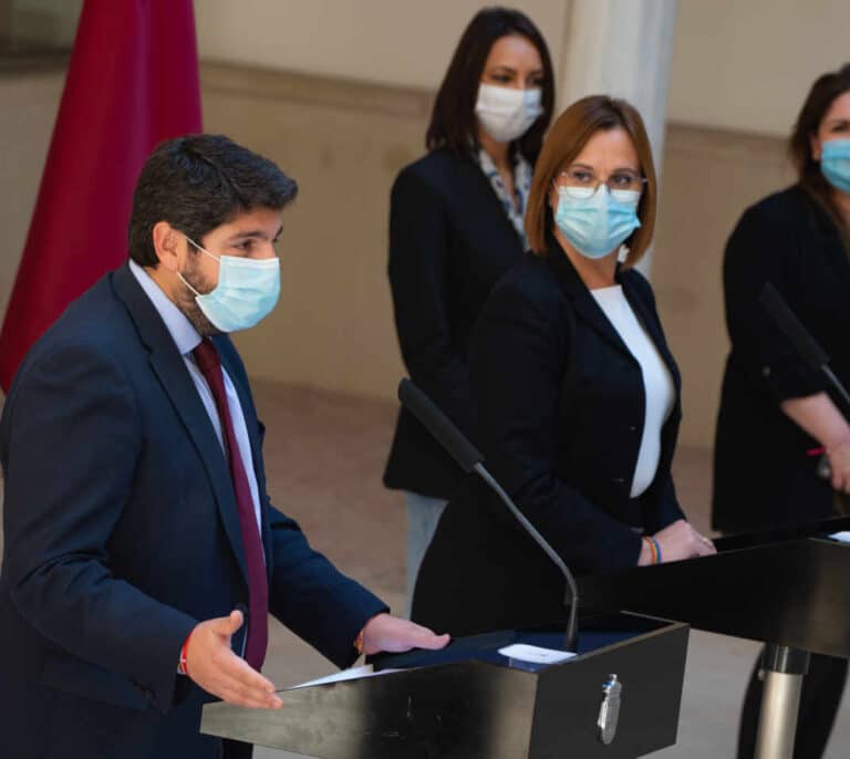 El PP y Vox lograrían la mayoría absoluta en Murcia, según una encuesta de 'La Verdad'