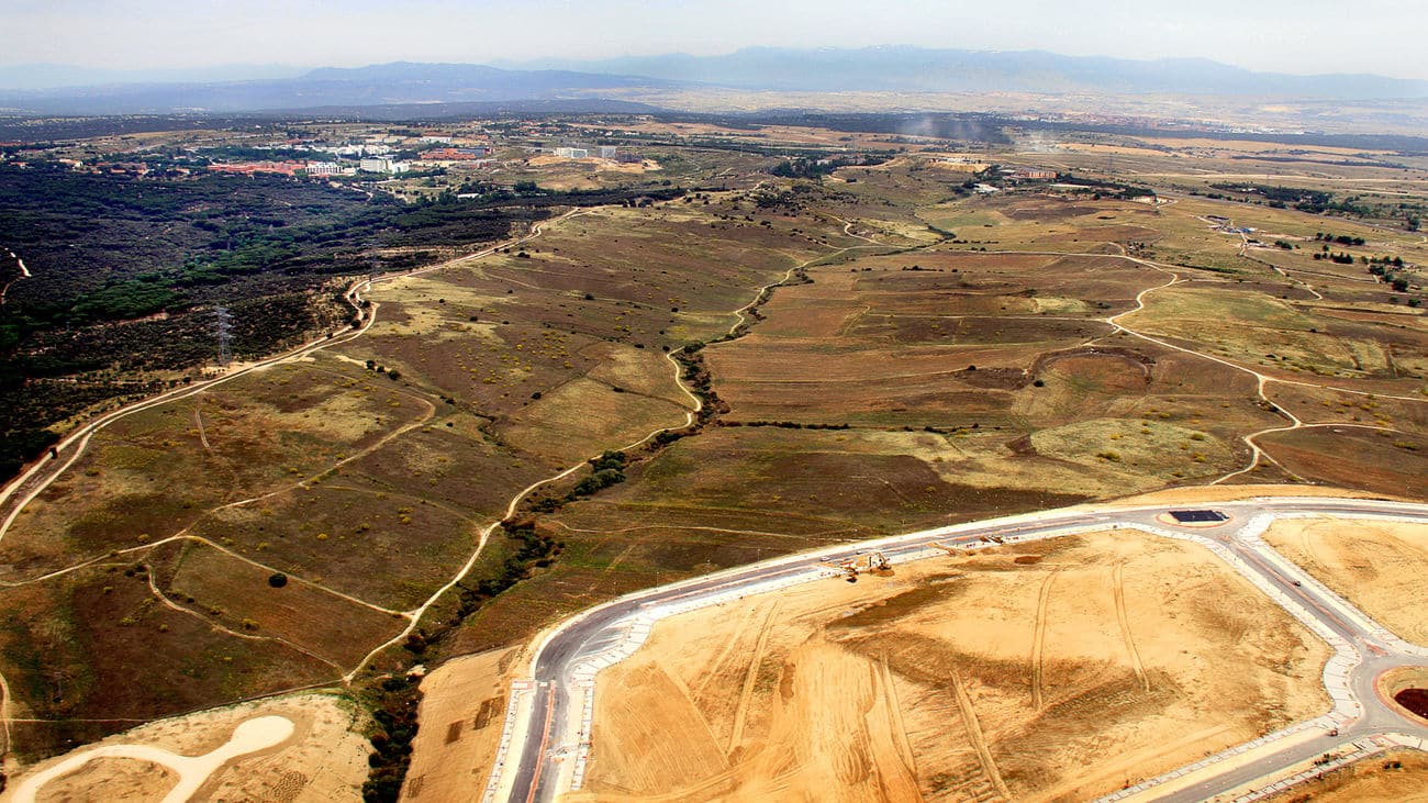 Vista aérea de los terrenos sobre los que está proyectado el plan urbanístico de Los Carriles, en Alcobendas (Madrid).