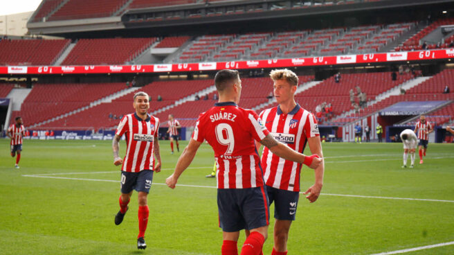 Luis Suárez y Marcos Llorente celebran un gol del Atlético de Madrid en el Wanda Metropolitano en un partido de LaLiga