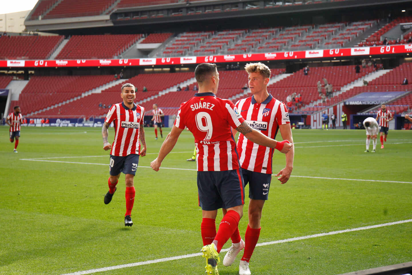 Luis Suárez y Marcos Llorente celebran un gol del Atlético de Madrid en el Wanda Metropolitano en un partido de LaLiga