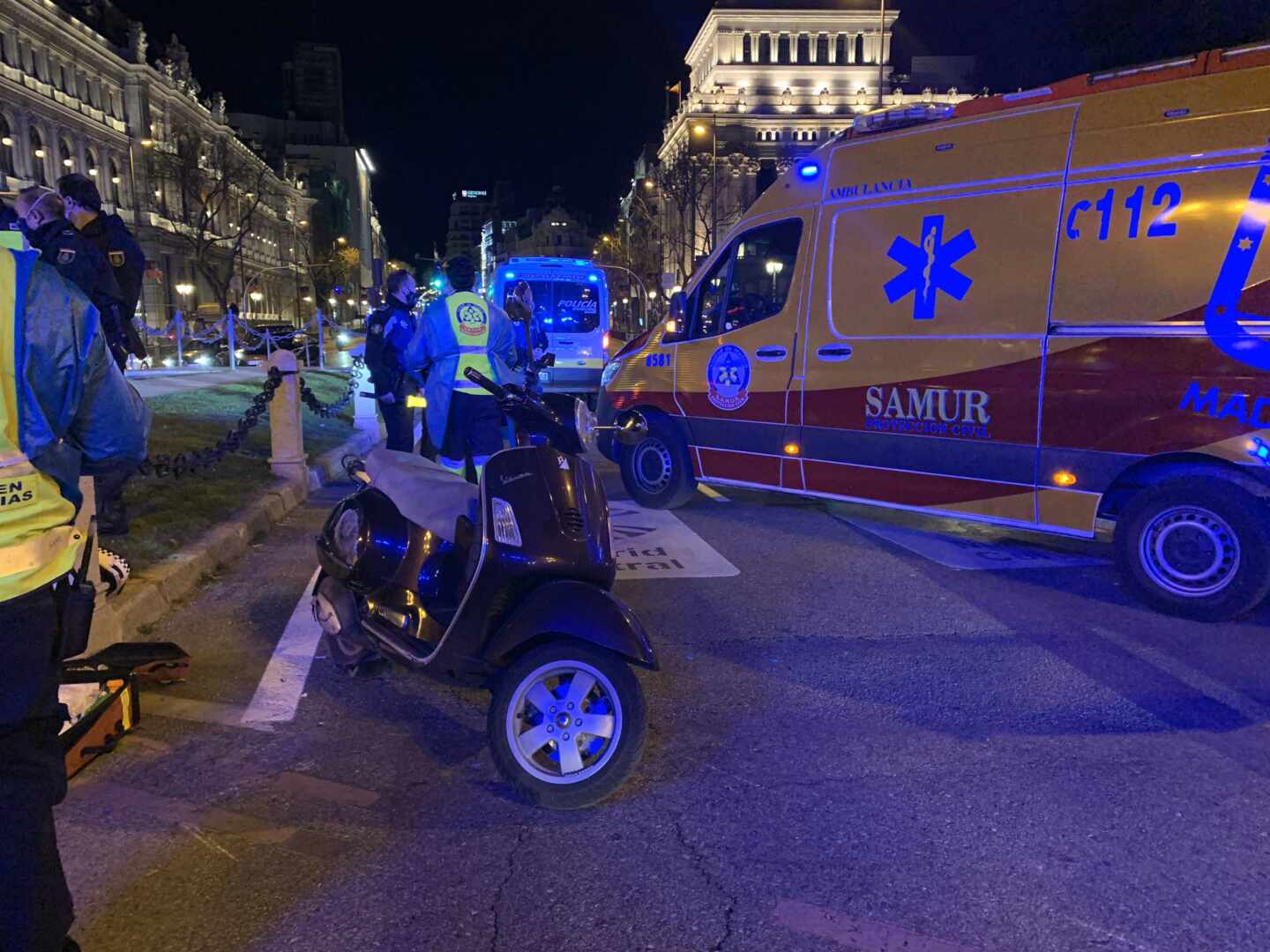 Efectivos de emergencias en la plaza de Cibeles, en Madrid, atendiendo este lunes a las víctimas de un accidente entre dos motos.