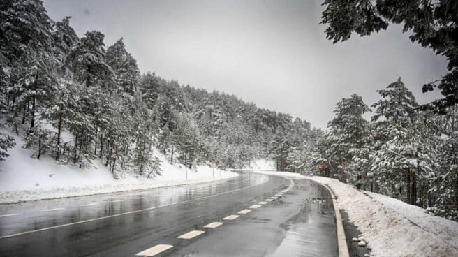 Madrid pide evitar la Sierra en San José y Semana Santa por la nieve y el frío Carretera del Puerto de Navacerrada despejada por la labor de las máquinas quitanieves.