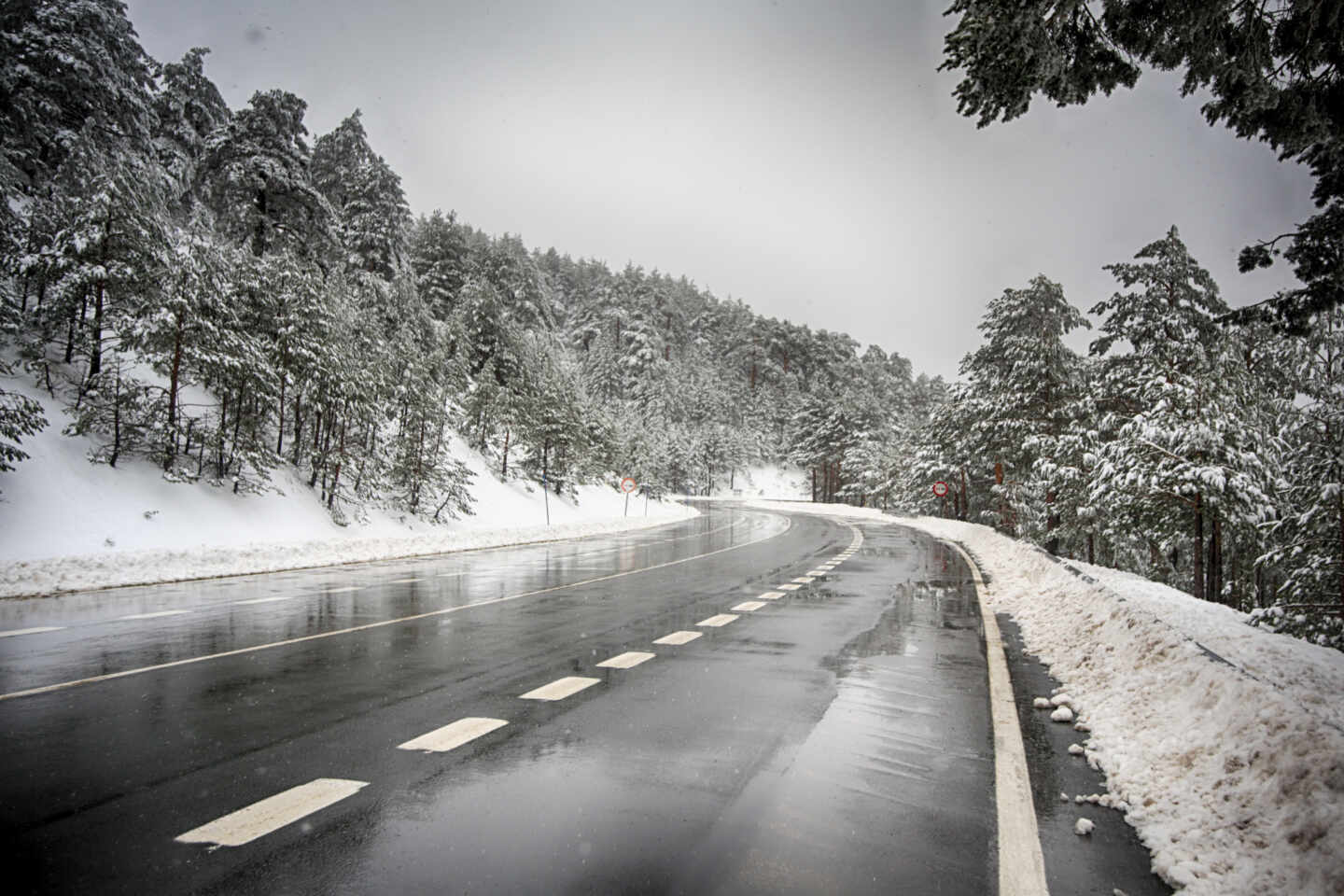 Carretera del Puerto de Navacerrada despejada por la labor de las máquinas quitanieves.