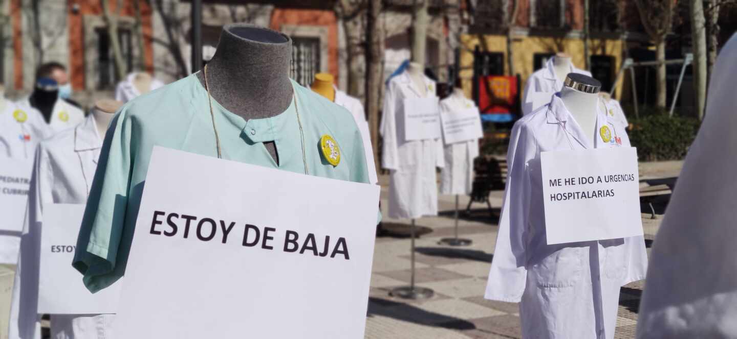 Maniquíes con bata de médico en la plaza de Chamberí el día de inicio de la huelga de atención primaria en Madrid.