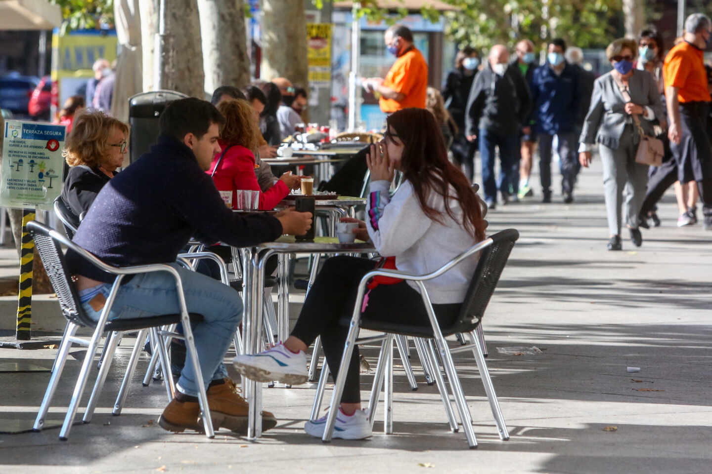 Comensales en las terrazas ubicadas en establecimientos del Paseo del Prado, en Madrid.