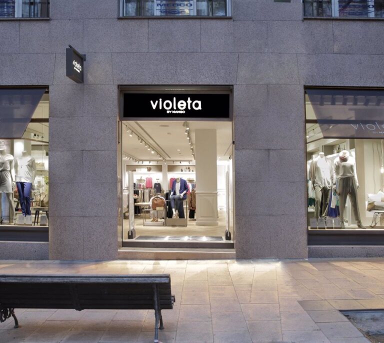 Mango descarta cierres y despidos en la integración de Violeta en la colección principal