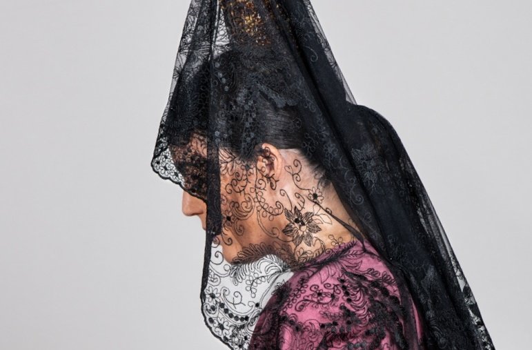 Una mujer con mantilla