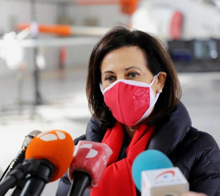 Margarita Robles recibirá la vacuna el Jueves Santo en el Wanda Metropolitano