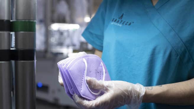 Los pediatras recomiendan las mascarillas FFP2 para los niños con alergia al polen Una trabajadora hace recuento de mascarillas FPP2 moradas en la fábrica de Airnatech Antiviral, en Castellón de la Plana, Comunidad Valenciana (España)