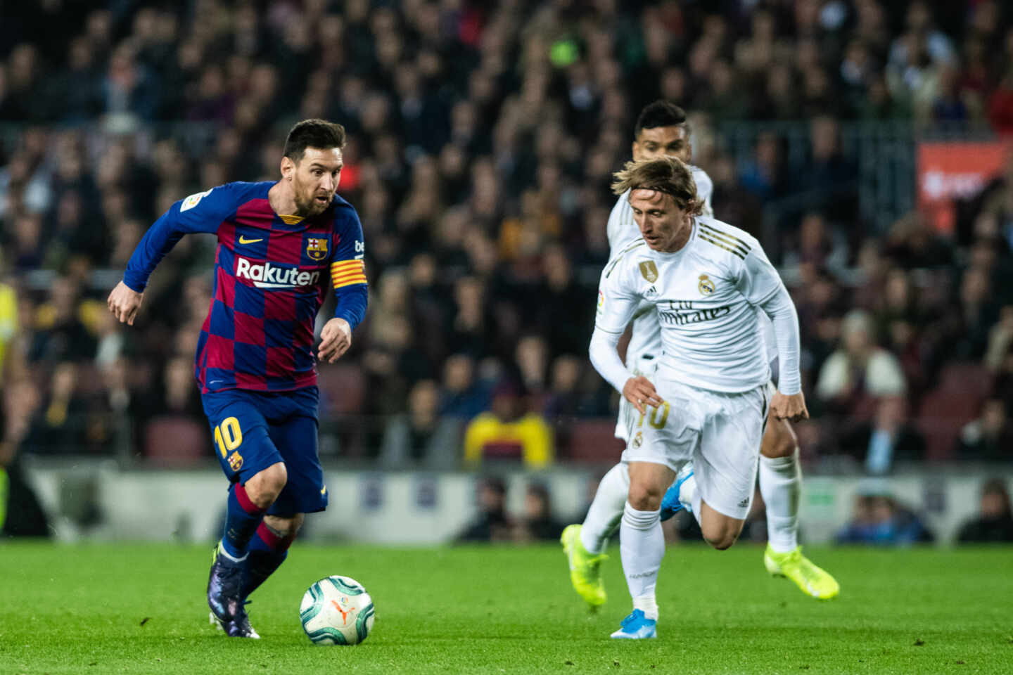 Messi y Modric disputan un balón en un Barça-Real Madrid