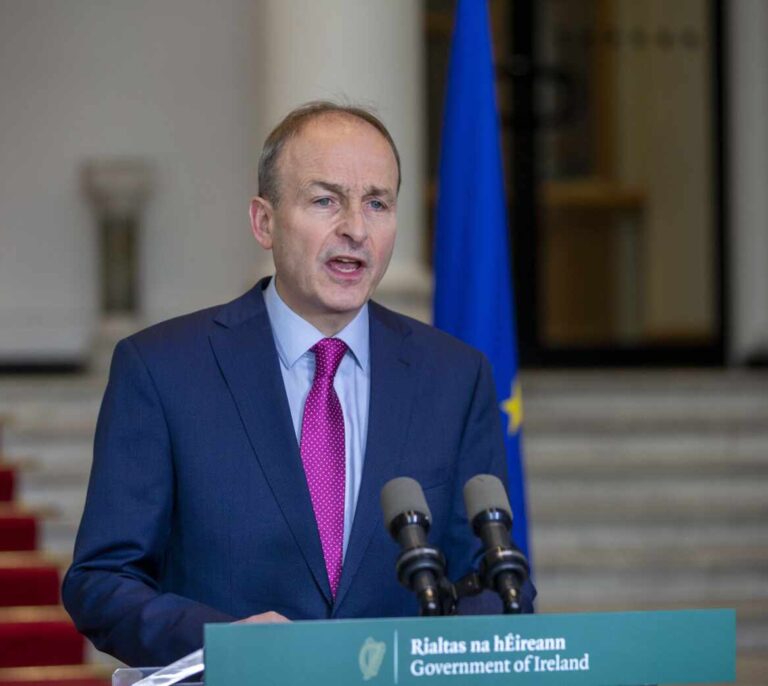 Micheal Martin, primer ministro irlandés: "Yo también me pondré la vacuna AstraZeneca"