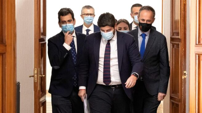 El presidente de la Región de Murcia, Fernando López Miras, acompañado por alguno de sus consejeros.