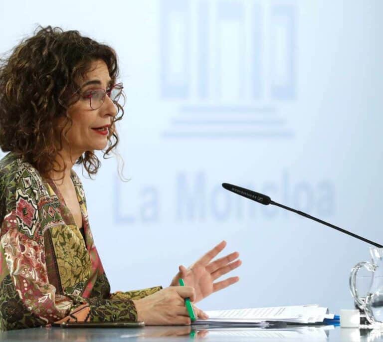 Montero avanza que los 11.000 millones de euros podrían incluir medidas fiscales para las empresas