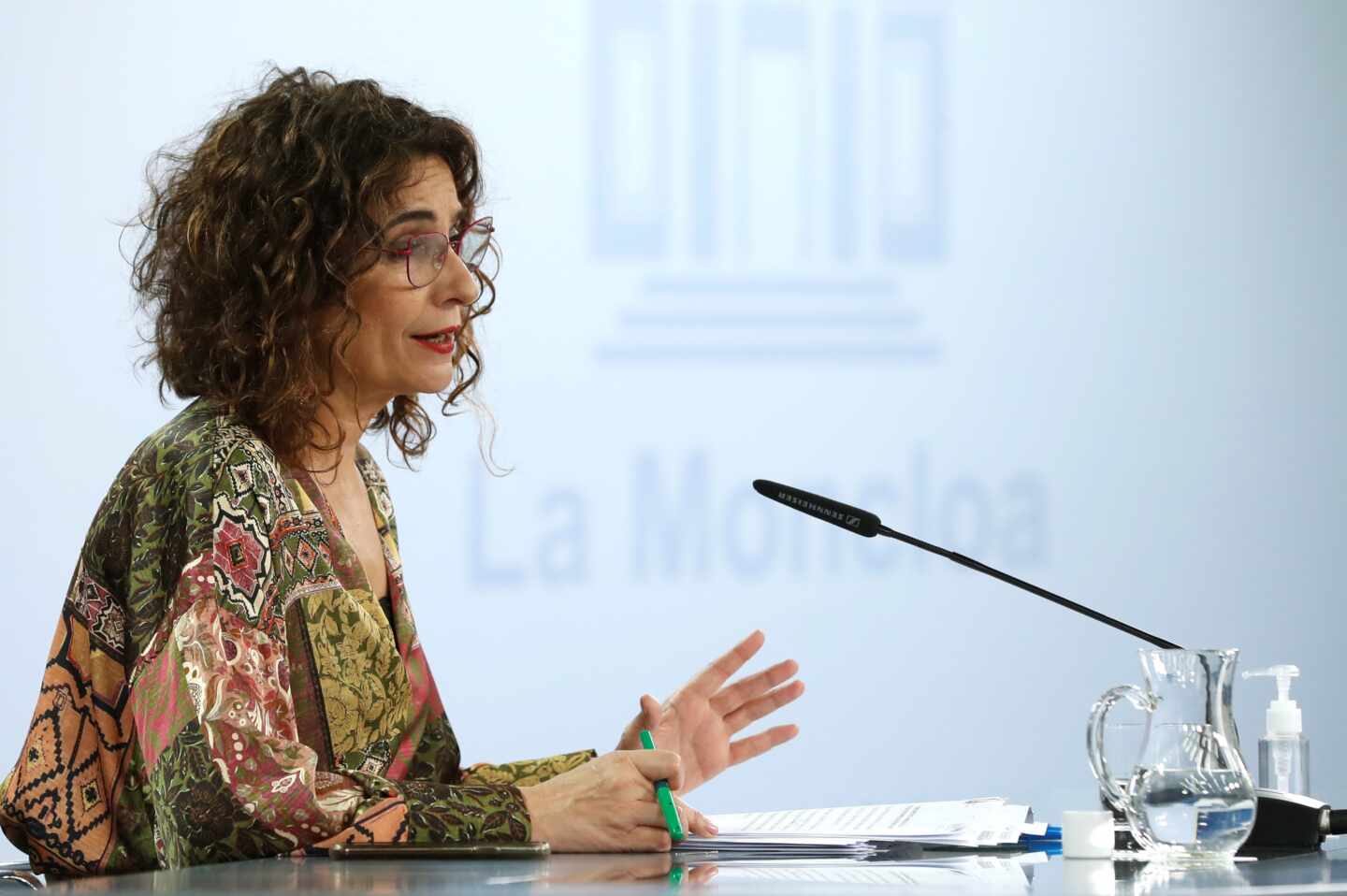 La portavoz del Gobierno y ministra de Hacienda, María Jesús Montero antes de la rueda de prensa tras el Consejo de Ministros celebrado en el Palacio de la Moncloa este martes.