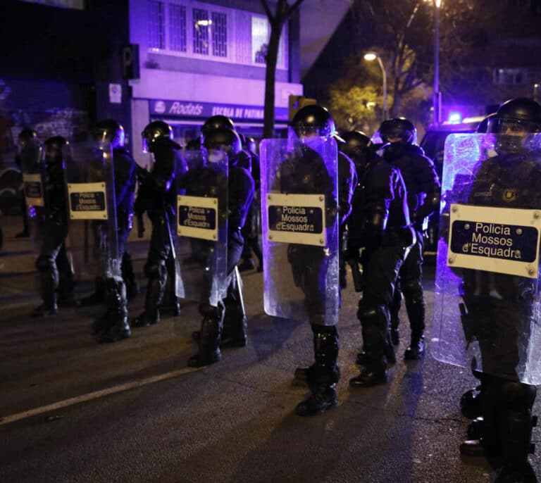 Los Mossos avisan: "Si nos eliminan las herramientas, nos llevarán al cuerpo a cuerpo"