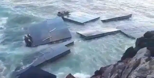 El fuerte oleaje destroza un muelle flotante del Ejército en Castro Urdiales