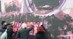 Colectivos vecinales cubren la pintura negra del mural de Ciudad Lineal con rostros de mujeres