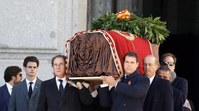 Nietos y bisnietos de Franco, trasladando el féretro con los restos del dictador tras la exhumación