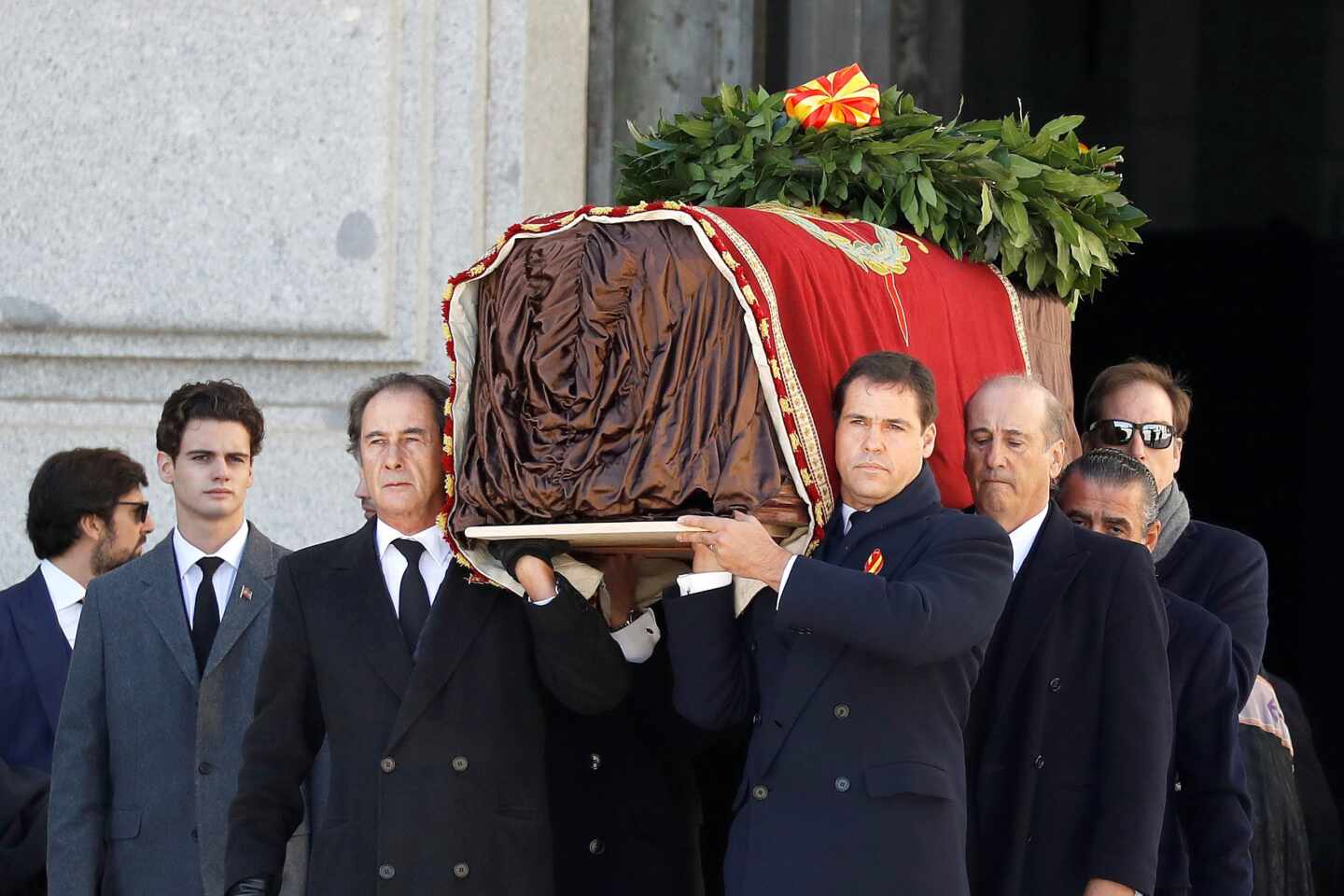 Nietos y bisnietos de Franco, trasladando el féretro con los restos del dictador tras la exhumación