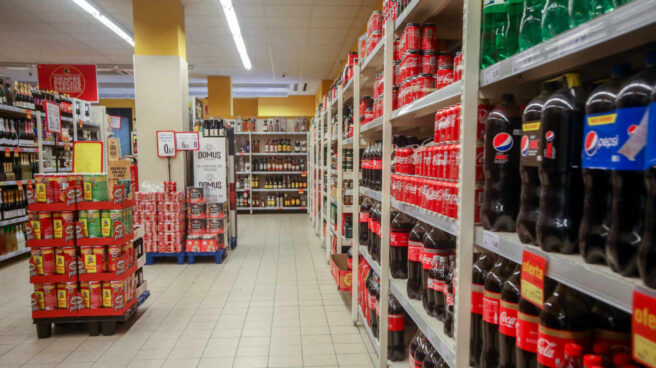 interior de un supermercado. Un pasillo de un supermercado de Madrid.