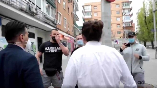 Pablo Iglesias se encara con un grupo de ultraderechistas que le gritaba "fuera la casta" El líder de Unidas Podemos, Pablo Iglesias, se dirige a un un grupo de personas con estética de ultraderecha.