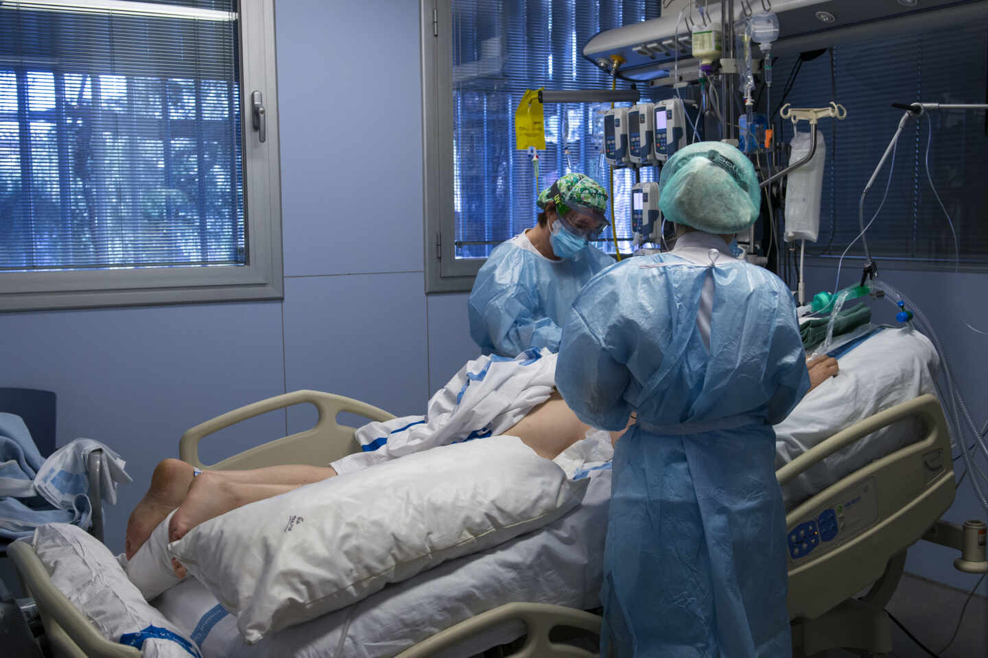 Personal sanitario atendiendo a un paciente ingresado en la Unidad de Cuidados Intensivos (UCI) para enfermos de coronavirus del Hospital Universitario Dr. Josep Trueta de Girona, a finales de diciembre.