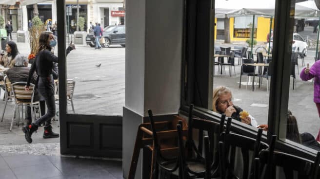 La crisis del coronavirus ha afectado al empleo de la hostelería y el turismo. Imagen de un bar con mesas recogidas en el interior y con la terraza abierta.