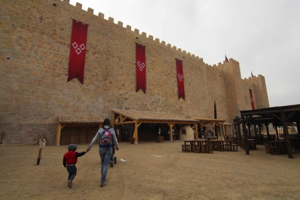 Una mujer y su hijo pasean por las instalaciones de Puy du Fou.