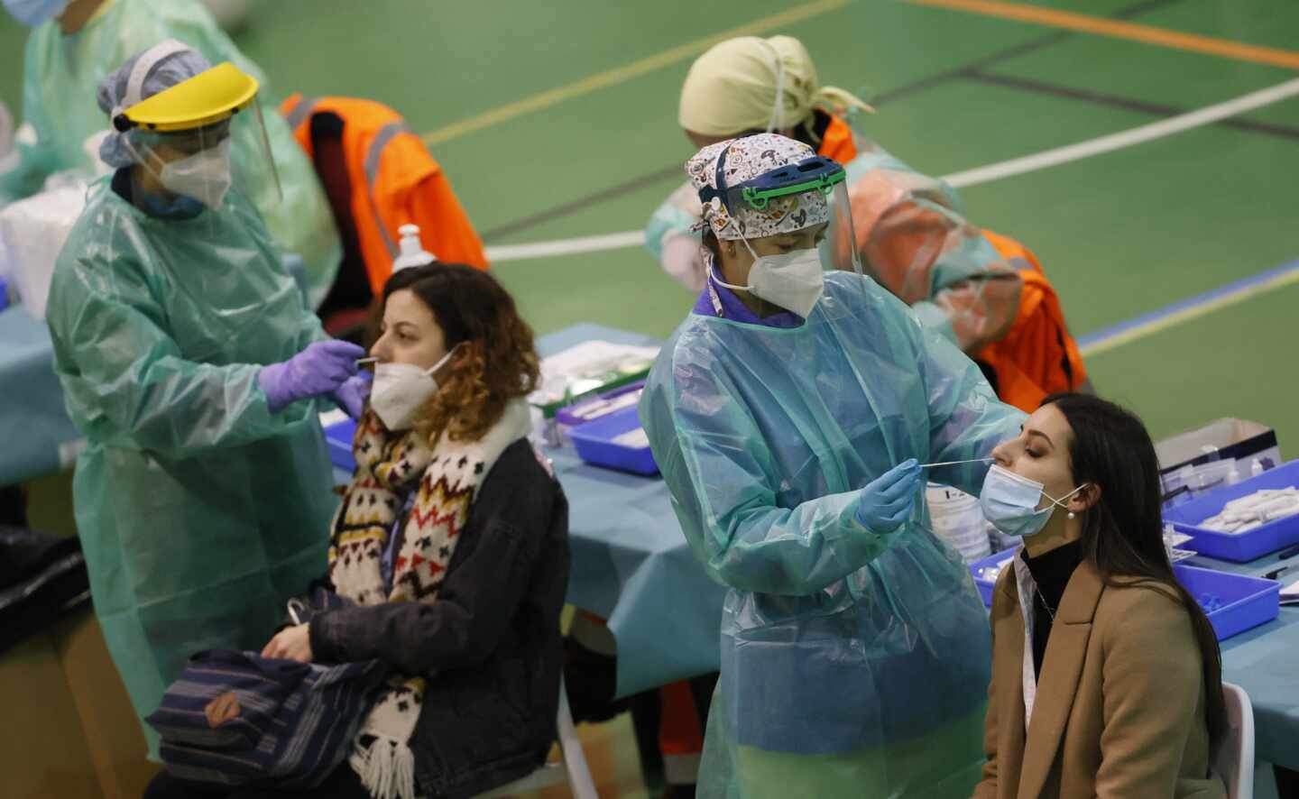 Dos pacientes se hacen una prueba de coronavirus en un centro deportivo.