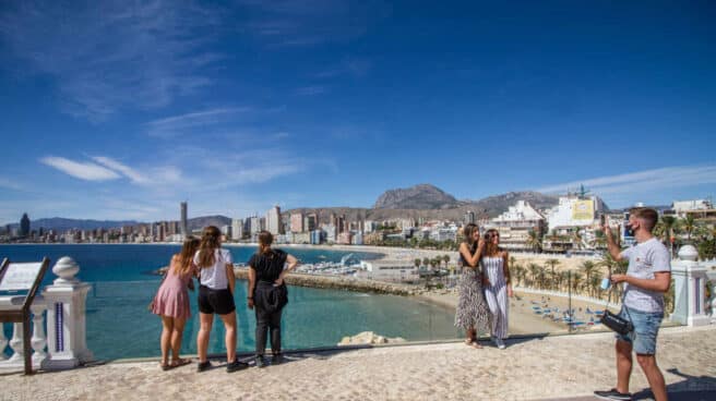 La llegada de turistas internacionales cae un 25,8% hasta julio Varias personas disfrutan en un mirador de Benidorm durante el Día Mundial del Turismo 2020
