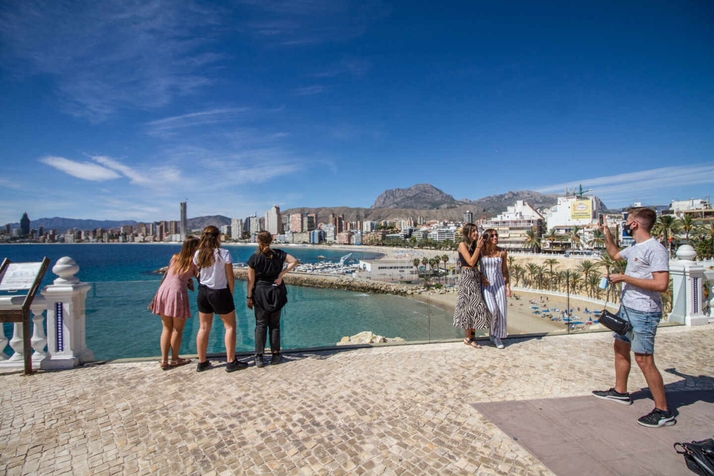Varias personas disfrutan en un mirador de Benidorm durante el Día Mundial del Turismo 2020