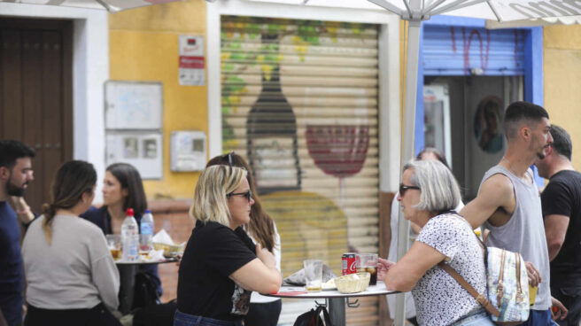 Personas en una terraza de un bar en Sevilla.