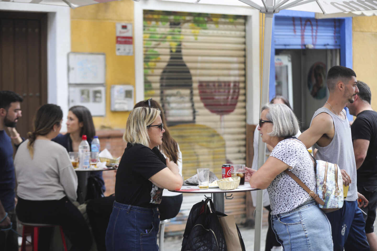 Personas en una terraza de un bar en Sevilla.