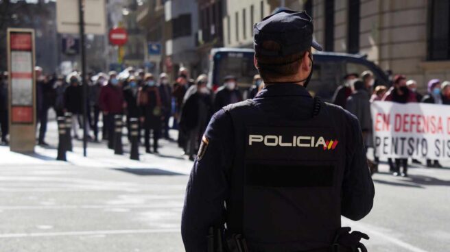 Un agente de la Policía Nacional, durante un servicio durante la pandemia.