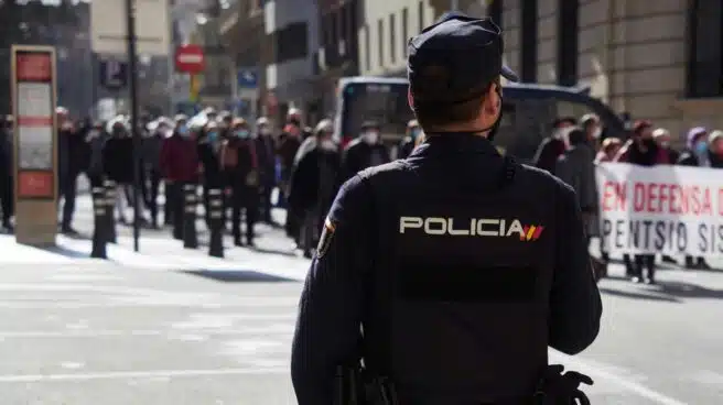 Dos agentes de Policía Nacional salvan a un anciano que quería quitarse la vida en Madrid
