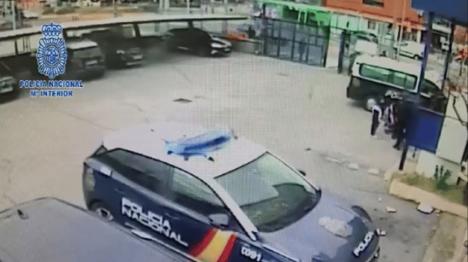 Así salvó la Policía Nacional la vida de un bebé que se había atragantado con un regaliz Imagen del momento en el que los agentes salvan la vida al bebé