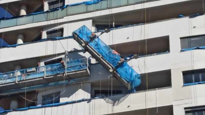 Vagoneta suspendida desde el piso 12