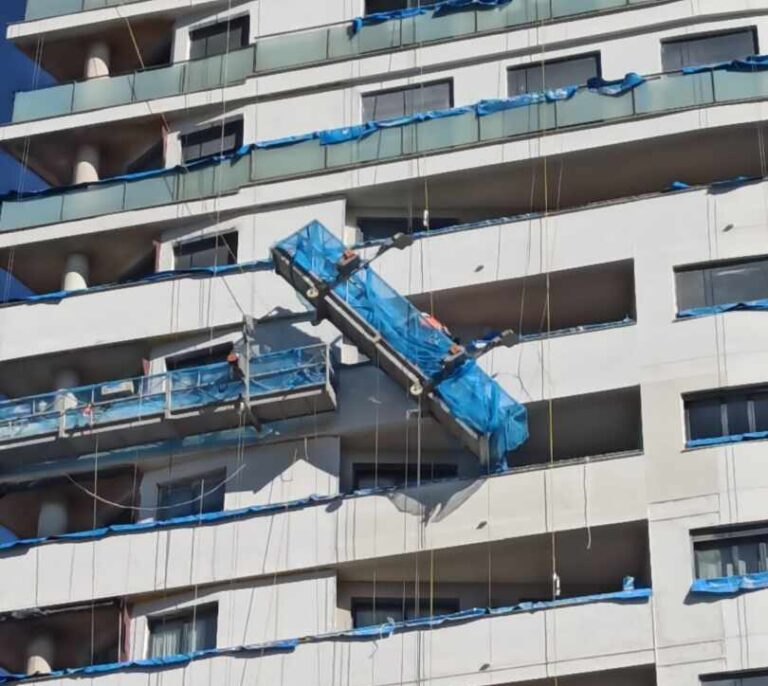 Un policía fuera de servicio rescata a un trabajador suspendido desde una planta 12