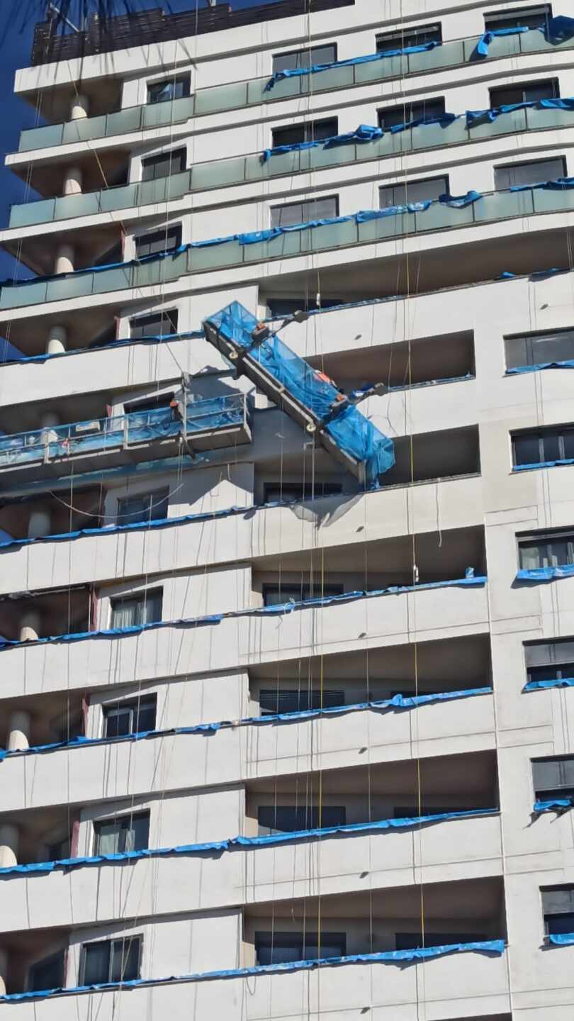 Vagoneta suspendida desde el piso 12