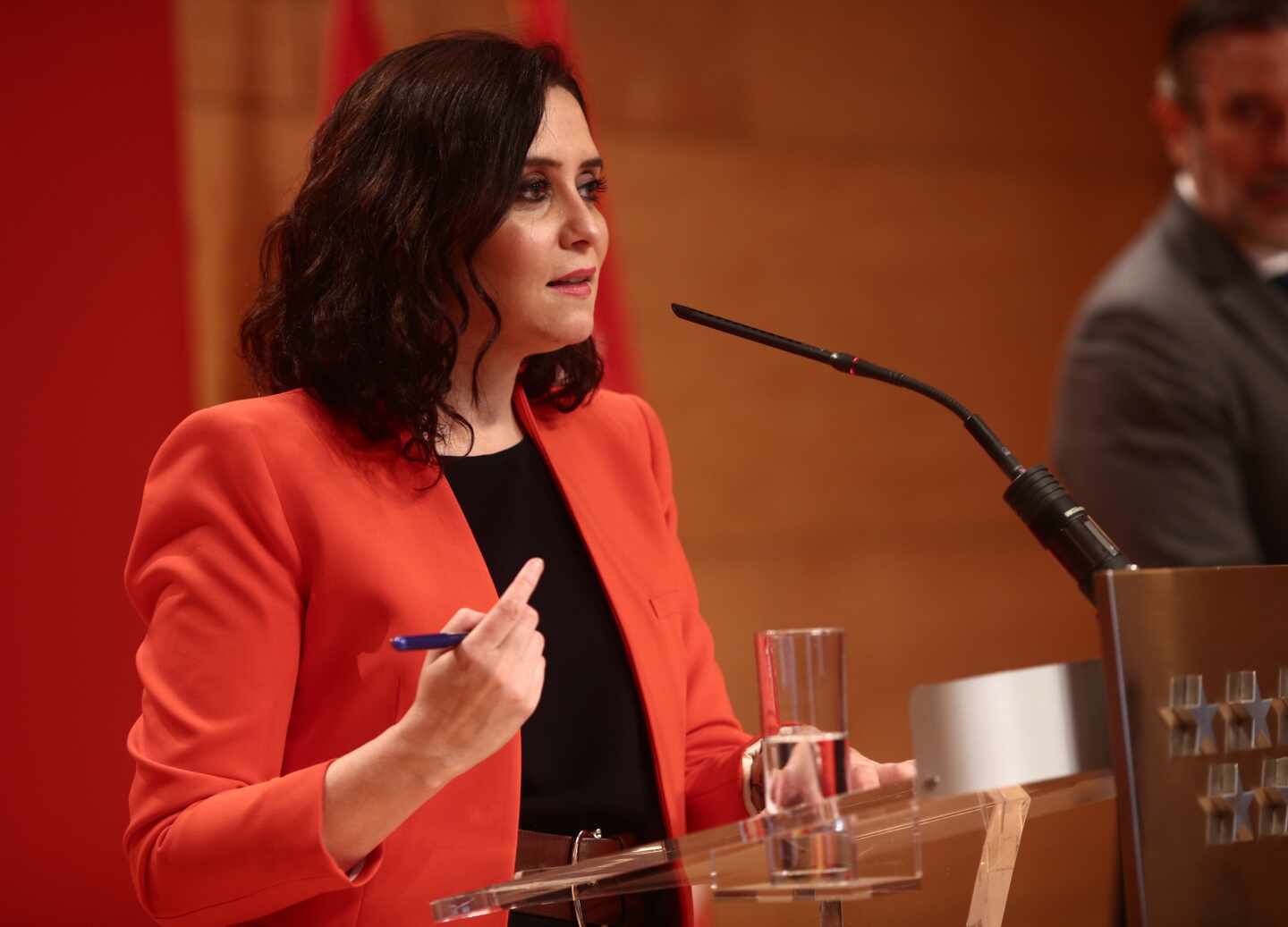 La presidenta de la Comunidad de Madrid, Isabel Díaz Ayuso, interviene en una rueda de prensa