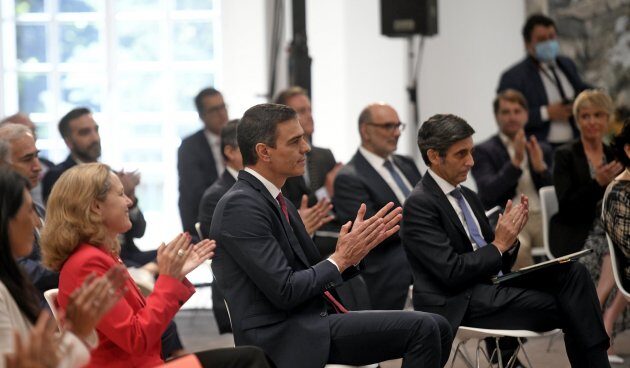 Las empresas del Ibex 35 y otras no cotizadas ya han presentado planes millonarios para financiar con fondos europeos La vicepresidenta de Asuntos Económicos, Nadia Calviño, junto al presidente del Gobierno, Pedro Sánchez y el presidente de Telefónica, José María Álvarez-Pallete.