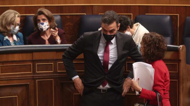 Bruselas abre la puerta a mantener suspendidas las reglas fiscales. El presidente del Gobierno, Pedro Sánchez, habla con la ministra de Hacienda y portavoz del Gobierno, María Jesús Montero, en el Congreso de los diputados.