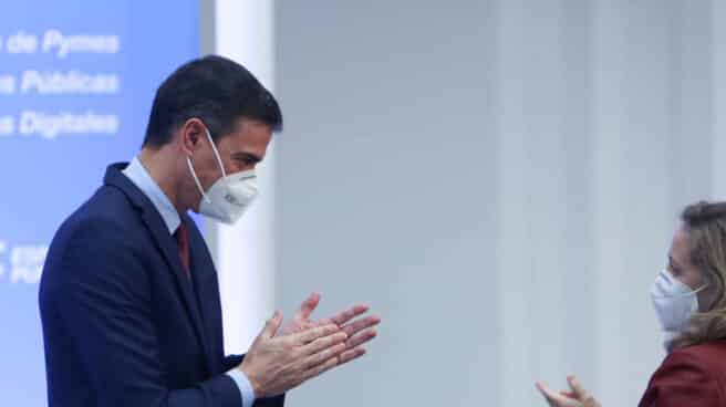 El presidente del Gobierno, Pedro Sánchez, junto a la vicepresidenta de Asuntos Económicos, Nadia Calviño.