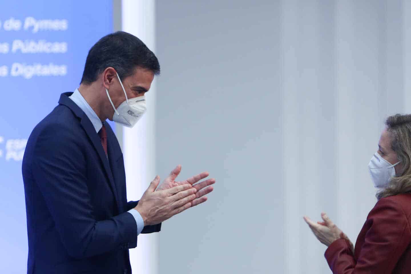 El presidente del Gobierno, Pedro Sánchez, junto a la vicepresidenta de Asuntos Económicos, Nadia Calviño.