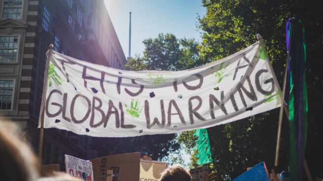 Pancarta que dice "This is a global warning" en una protesta contra el cambio climático en Londres, 2019