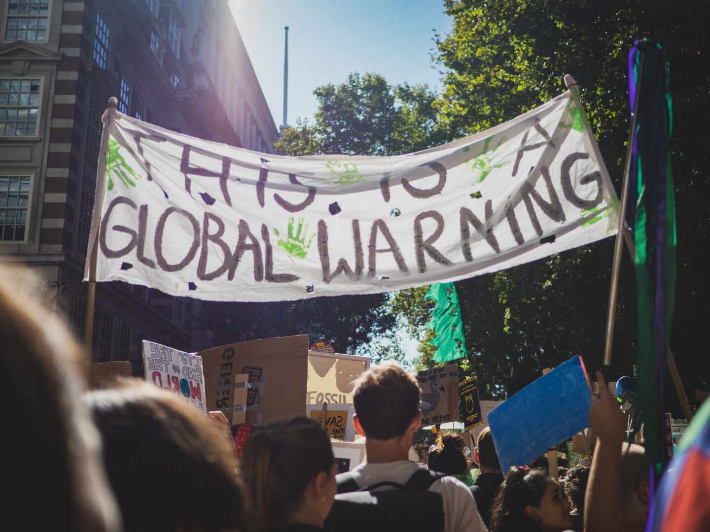 Pancarta que dice "This is a global warning" en una protesta contra el cambio climático en Londres, 2019