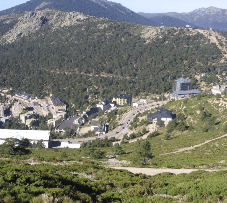 300 viviendas en el limbo en el Puerto de Navacerrada, del 'chollo' a la expropiación