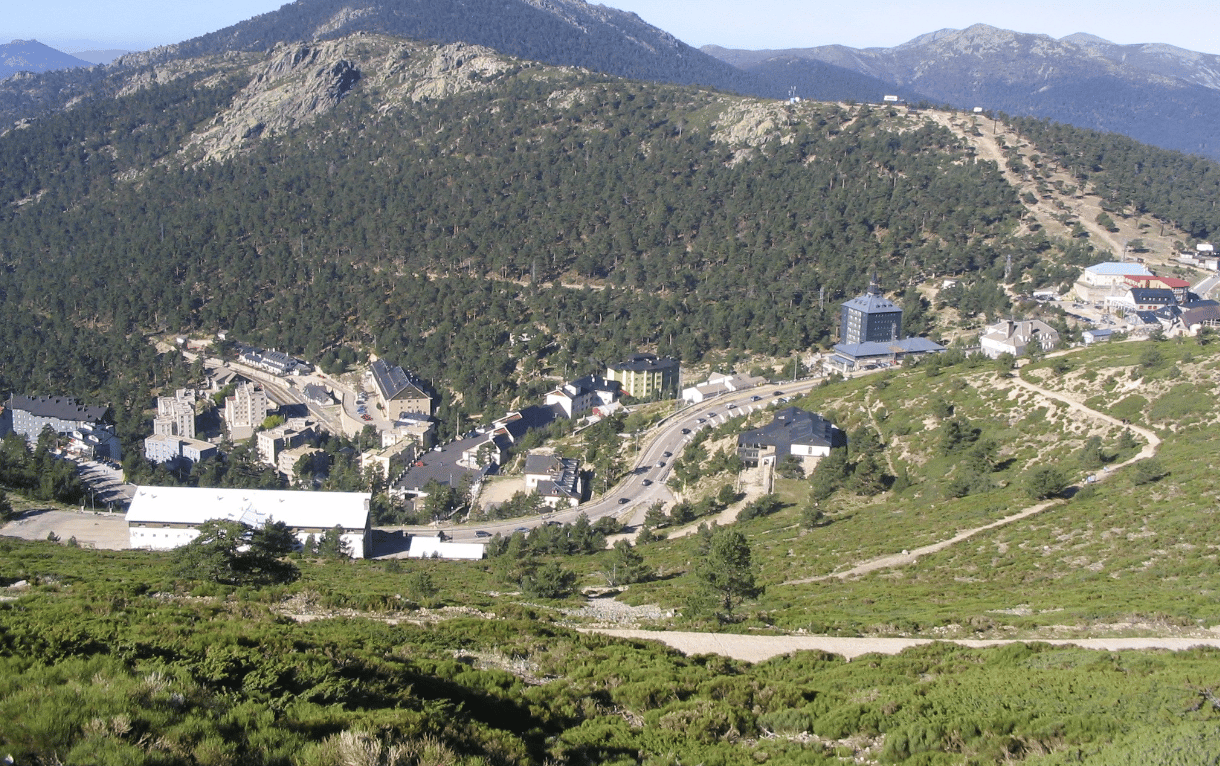 Vista aérea del Puerto de Navacerrada desde las inmediaciones de la Bola del Mundo.